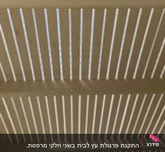 תמונה של סוכך עם קורות עץ